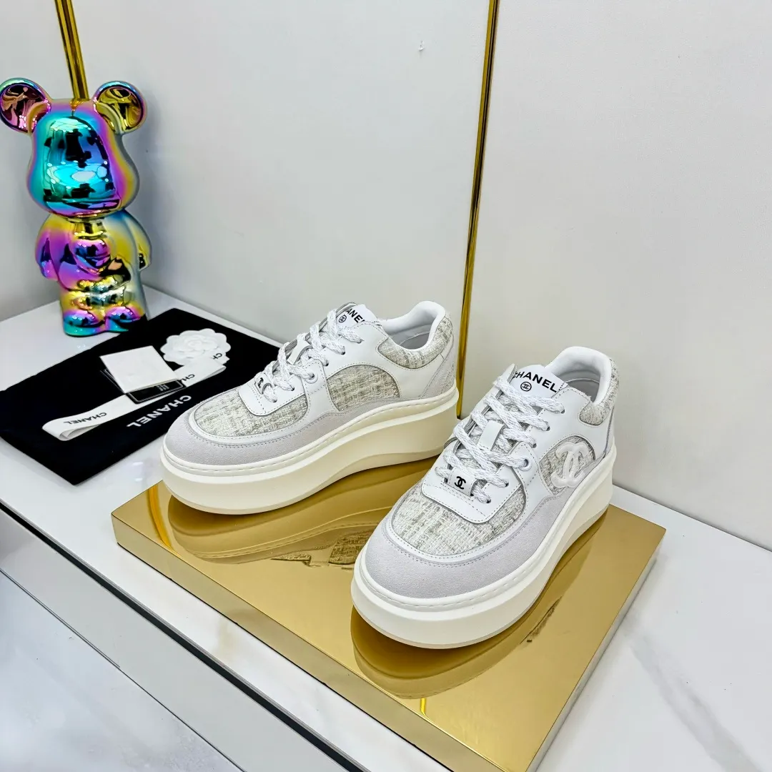 👟👟Ex-factory price 600👟👟 Upgraded version, upgraded version, upgraded version! No rebuttal accepted! ! ! ! Chanel Chanel panda shoes! 2025 counter's top casual sports shoes. This classic design; the upper is electro-embroidered with a variety of techniques; the outsole is fashionable and sporty; the unusual inclusion of a variety of color matching elements... The diversified mix and match is very good-looking and versatile, and can be used for leisure, fashion, sports, and outdoor... ꫛꫀꪝ Go➫ Materials: ❶Upper made of: original imported first-layer silk cowhide + original waterproof cloth + original first-layer cowhide ❷Inner lining: Original Yangli+Net ❸Outsole based on: Original TPU combination outsole Counter boutique packaging complete set for women 35–41 👉 👉 👉 👉 👉